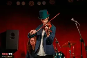 Горизонтальный дубль того же соло: скрипка и смычок видны целиком, лицо сосредоточено – Большой отчётный концерт №&nbsp;6, декабрь 2025